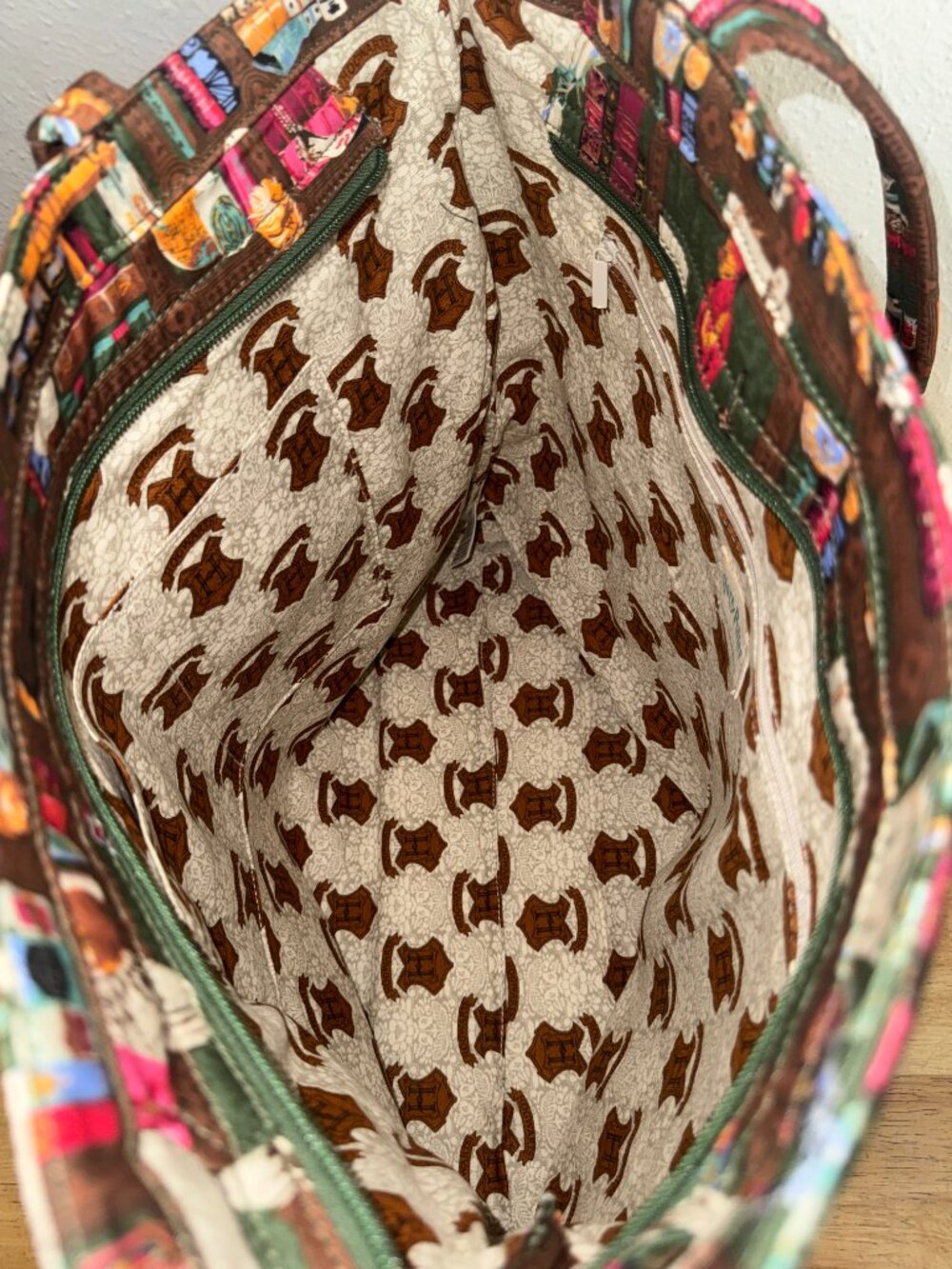 Vera Bradley X Harry Potter Original Zip Tote in Hogwarts Library NWT - Picture 5 of 11